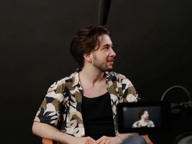 Un comédien se regarde sur le retour caméra, en studio