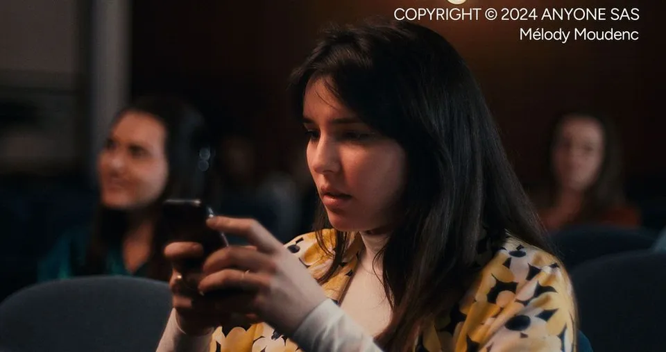 Une élève filme sa selftape chez elle avec son téléphone