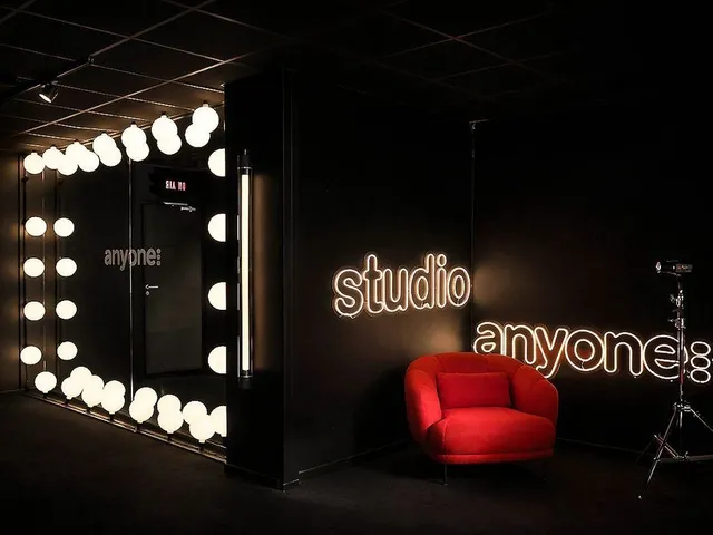 La loge du studio, son miroir et ses ampoules
